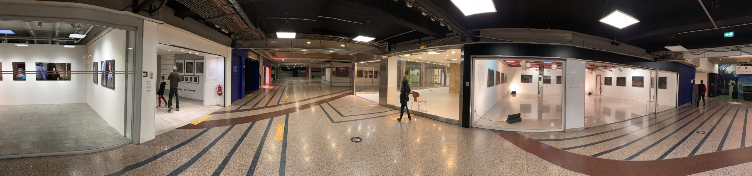 Vue panoramique de la 3ème édition du FESTIVAL DU REGARD au centre commercial les 3 Fontaines.